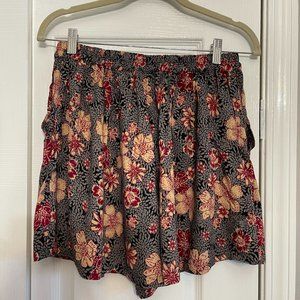 Brand New Floral Flowy Pleated Shorts Size Large